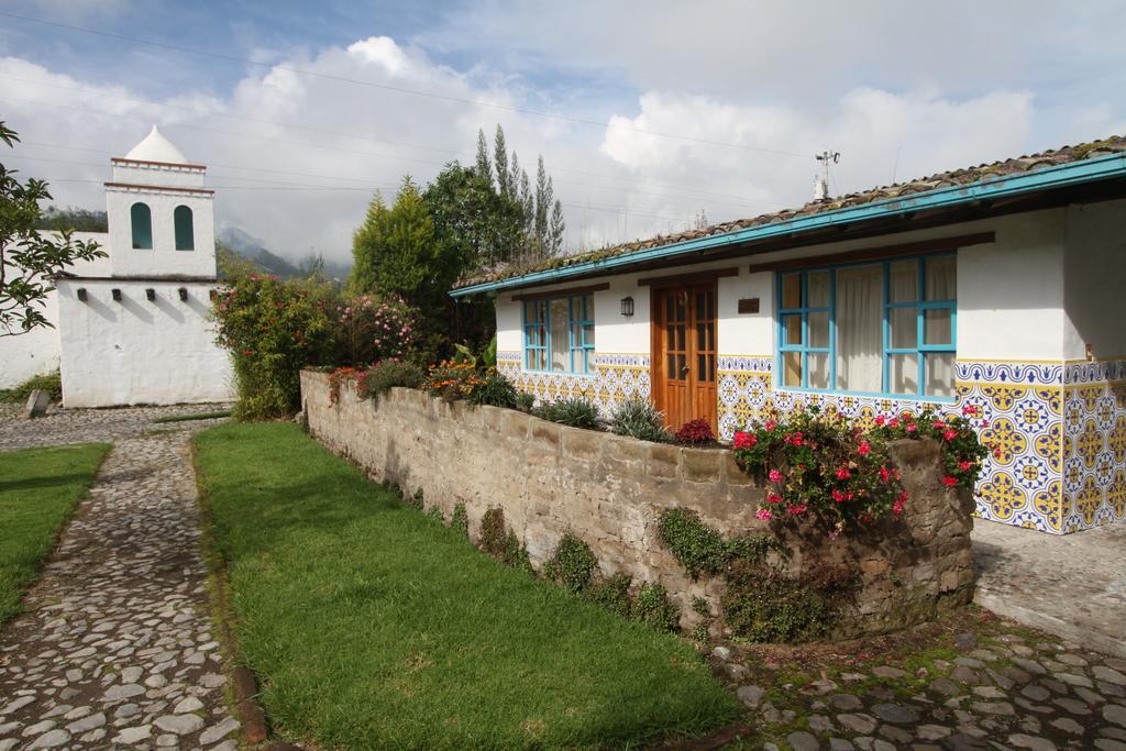 Las Palmeras Inn Отавало Екстер'єр фото